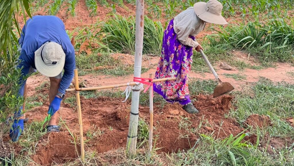 Gartenarbeit im Isaan Thailand